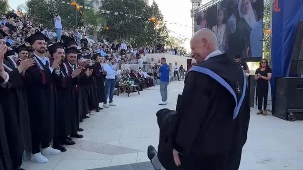 استاد دانشگاه النجاح در شهر نابلس کرانه باختری در حال شادی کردن با دانشجویانش در مراسم فارغالتحصیلی - اسپوتنیک ایران  