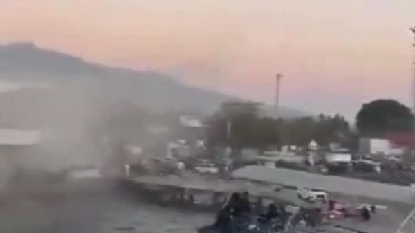 زلزله در اندونزی باعث ریزش پلکان متحرک بندر امبای و سقوط مسافران به آب شد - اسپوتنیک ایران  