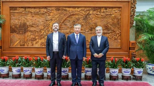 در دیدار معاونان وزرای خارجه دو کشور؛ ايران و چين پنجاه و پنجمین سالگرد روابط دیپلماتیک را گرامى داشتند - اسپوتنیک ایران  