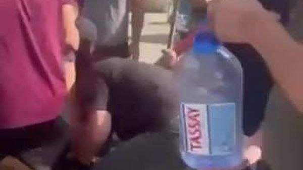 نجات دو کارگر بیهوششده در چاه فاضلاب توسط پلیس قزاقستان - اسپوتنیک ایران  