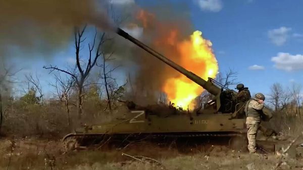 203-мм самоходная артиллерийская установка 2С7 Пион (2С7М Малка) ведет артиллерийскую стрельбу по украинским объектам военного управления и энергетики - اسپوتنیک ایران  
