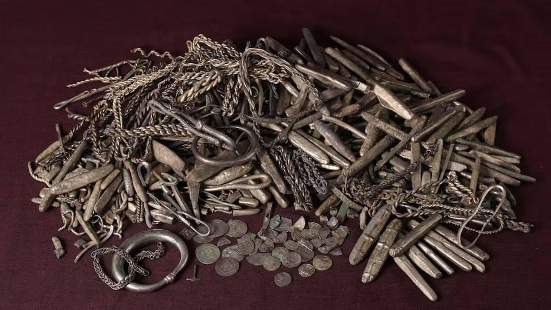 یک مرد دانمارکی در باغ خود گنجینهای از وایکینگها کشف کرد: تعداد 700 شیء نقرهای به وزن بیش از 18 کیلوگرم - اسپوتنیک ایران  , 1920, 31.08.2026