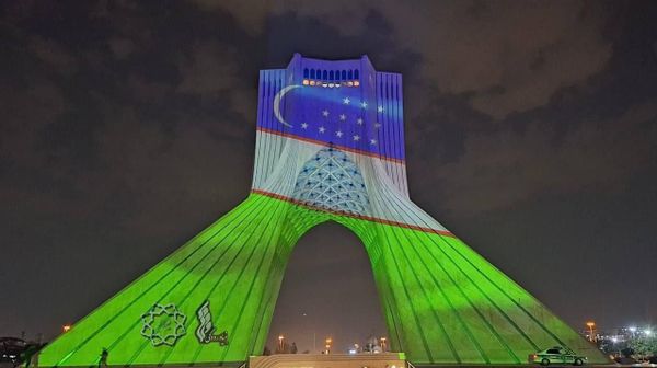 برج آزادی به رنگ پرچم ازبکستان - اسپوتنیک ایران  