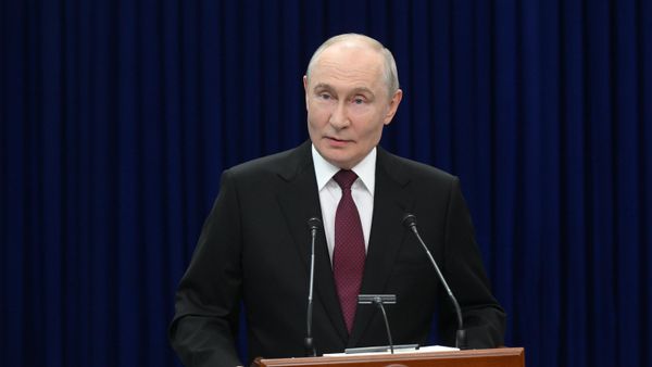 Президент РФ Владимир Путин во время пресс-конференции по итогам саммита Шанхайской организации сотрудничества (1 сентября 2026). Бишкек - اسپوتنیک ایران  