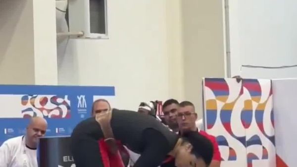 لحظه غش کردن یک وزنه بردار مصری هنگام بلند کردن وزنه در مسابقات ایتالیا - اسپوتنیک ایران  