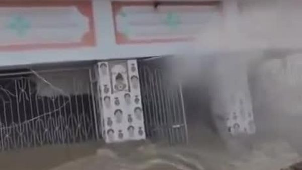 معبد 150 ساله شیوا در رودخانهای در هند - اسپوتنیک ایران  