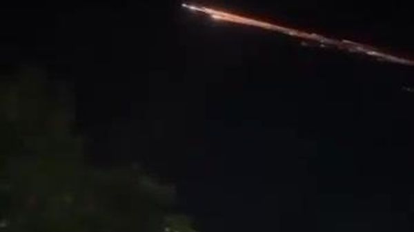 تصاویر منتشرشده از یک جسم نورانی در آسمان اندونزی همراه با صدای مهیب و لرزش - اسپوتنیک ایران  