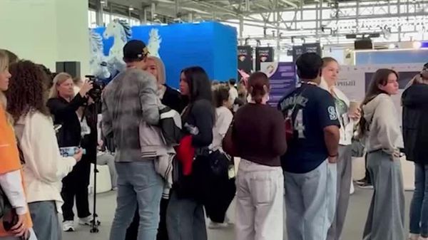 گردشگران نوجوان در جشنواره جهانی جوانان در یکاترینبورگ روسیه برای خرید گوشگیرهای «اوشانکا» صف کشیدهاند - اسپوتنیک ایران  