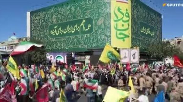 یکی از حاضران در راهپیمایی جان فدا در تهران در مصاحبه با اسپوتنیک: در این دویست شبی که گذشته، مردم بیشتر از پیش و با قدرت بیشتری در میدان هستند - اسپوتنیک ایران  