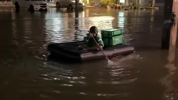 تحویل مرسوله توسط پیک تایلندی با قایق - اسپوتنیک ایران  