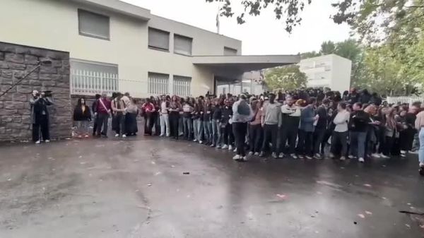 اعتراض دانشآموزان فرانسوی به شرایط آموزشی خود - اسپوتنیک ایران  