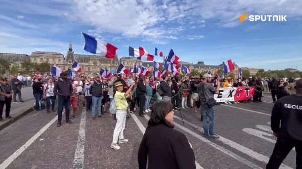 تظاهرات جنبش «میهنپرستان» فلوریان فیلیپو در پاریس؛ درخواست خروج از اتحادیه اروپا و ناتو و استعفای مکرون - اسپوتنیک ایران  