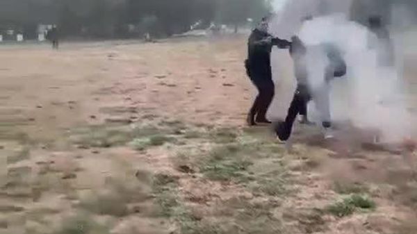 در فرانسه، شرکتکنندگان «اعتراضات مدرسهای» یک پلیس لباسشخصی را برای آزادکردن «همگروهیشان» بهشدت کتک زدند - اسپوتنیک ایران  