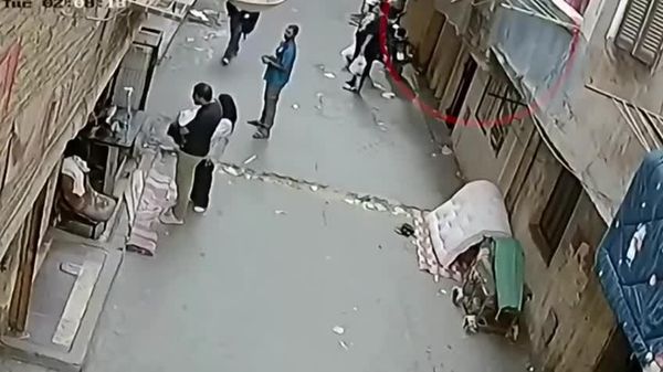 مردی در مصر در آخرین لحظه کودکی را گرفت که از پنجرهای بیون افتاده بود - اسپوتنیک ایران  