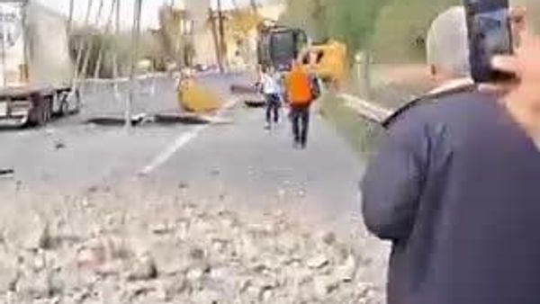 بخشی از یک پل جادهای در ایتالیا فرو ریخت - اسپوتنیک ایران  