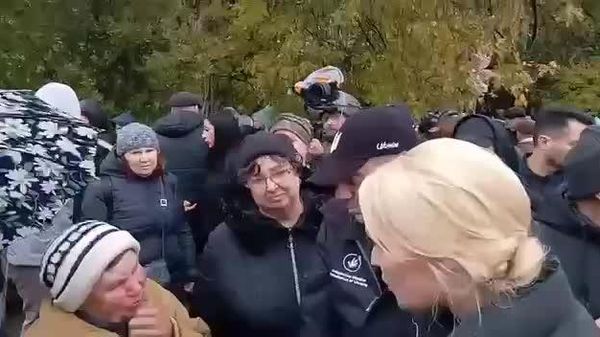 لانتراتووا به آلشکی رسید، جایی که او و لوبینتس دهها تن کمکهای بشردوستانه را به ساکنان تحویل میدهند - اسپوتنیک ایران  