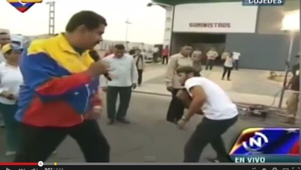 اقدام رییس جمهور ونزوئلا برای مشت زنی با یک بکسر جوان - اسپوتنیک ایران  