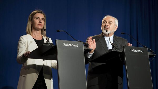 Iranian Foreign Minister Javad Zarif (R) delivers a statement, flanked by European Union High Representative for Foreign Affairs and Security Policy Federica Mogherini, at the Swiss Federal Institute of Technology in Lausanne on April 2, 2015 - اسپوتنیک ایران  