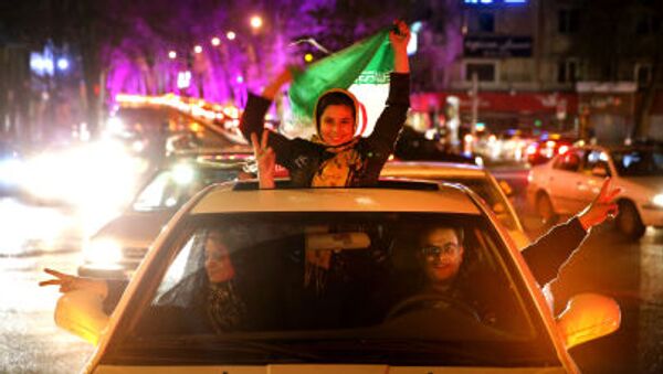 شادی ایرانی ها در خیابان ها بعد از اعلام توافق هسته‌ای - اسپوتنیک ایران  