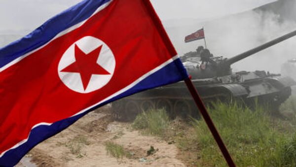 Развевающийся северокорейский флаг во время военных учений в Северной Корее - اسپوتنیک ایران  