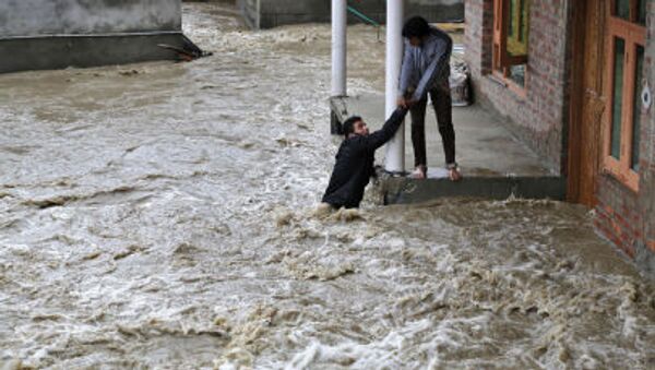 Спасение мужчины во время наводнения в Кашмире - اسپوتنیک ایران  