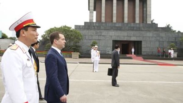 Премьер-министр РФ Дмитрий Медведев во время церемонии возложения венка к Мавзолею Хо Ши Мина в Ханое - اسپوتنیک ایران  