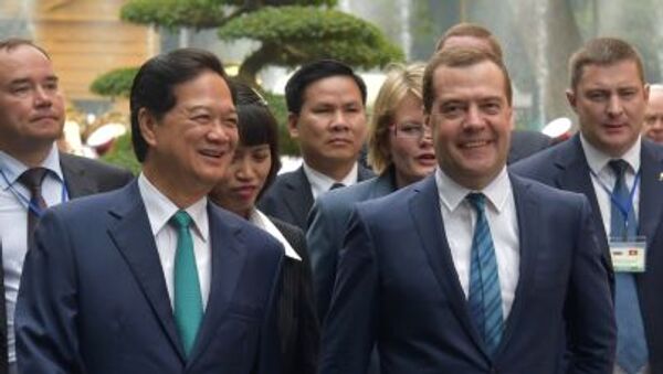 Премьер-министр России Дмитрий Медведев и премьер-министр Вьетнама Нгуен Тан Зунг после церемонии официальной встречи на площади перед Президентским дворцом в Ханое - اسپوتنیک ایران  