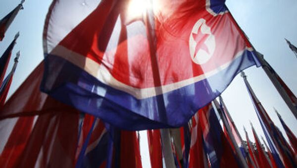 Участники парада несут национальный флаг Северной Кореи во время празднования 60-й годовщины перемирия корейской войны в Пхеньяне - اسپوتنیک ایران  