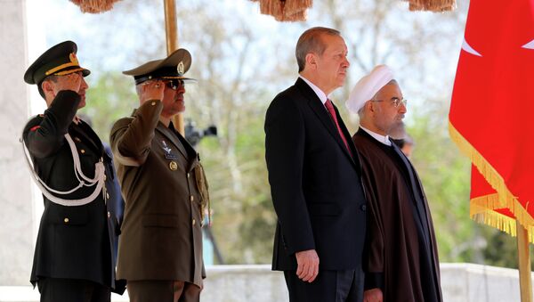 Iran's President Hassan Rouhani (R) stands with Turkish President Recep Tayyip Erdogan (2R) during an official welcoming ceremony following the latter's arrival at the Saadabad Palace in Tehran on April 7, 2015 - اسپوتنیک ایران  
