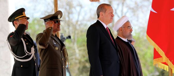 Iran's President Hassan Rouhani (R) stands with Turkish President Recep Tayyip Erdogan (2R) during an official welcoming ceremony following the latter's arrival at the Saadabad Palace in Tehran on April 7, 2015 Iran's President Hassan Rouhani (R) stands with Turkish President Recep Tayyip Erdogan (2R) during an official welcoming ceremony following the latter's arrival at the Saadabad Palace in Tehran on April 7, 2015 - اسپوتنیک ایران