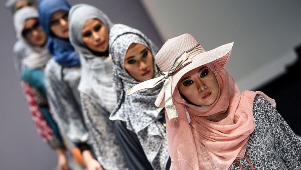 Модели во время показа коллекции Yan's creations на фестивале исламской моды в Куала-Лумпуре - اسپوتنیک ایران  