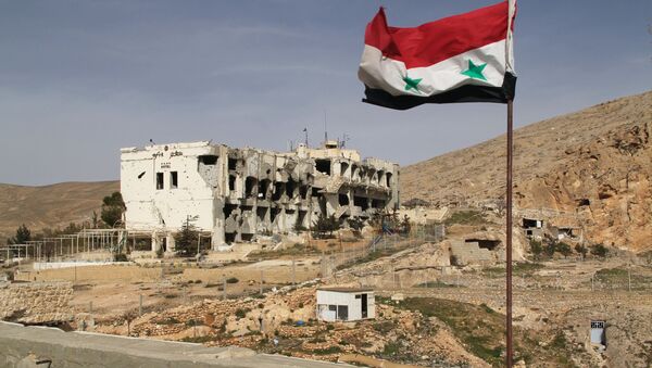 Сирийский флаг на фоне разрушенного дома в сирийском городе Маалюля - اسپوتنیک ایران  
