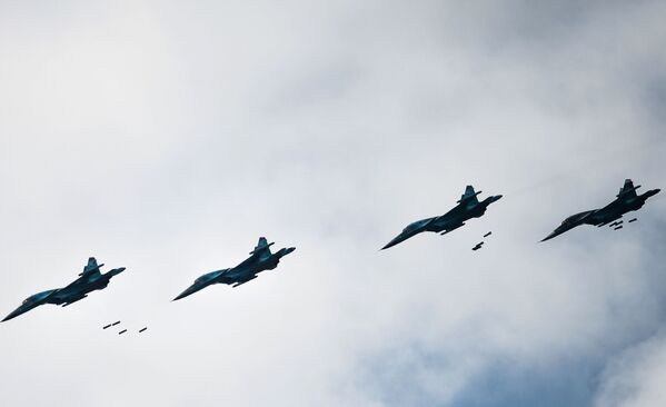 هواپیمای سوخو 34 در جریان پروازهای نمایشی در مرحله روسی مسابقات بین المللی آویادارتس در شهر وارونژ روسیه - اسپوتنیک ایران  