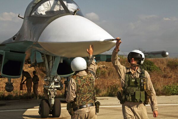 خلبان روسی در پایگاه حمیمیم سوریه از هواپیمایش خارج می شود - اسپوتنیک ایران  
