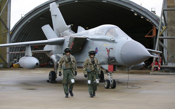Pilots walk in front of a Tornado GR4 aircraft at the British Royal Air Force airbase RAF Marham in Norfolk in east England on December 2, 2015 - اسپوتنیک ایران  