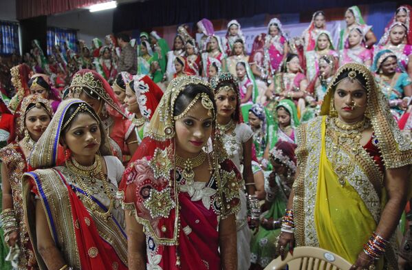 خانم عروس ها در آستانه آغاز مراسم عروسی در هند - اسپوتنیک ایران  
