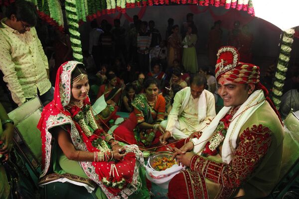 عروس در حال اجرای آداب و رسوم عروسی در هند - اسپوتنیک ایران  