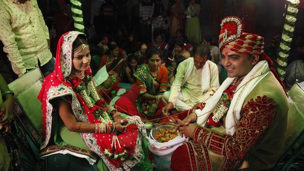 بمب کادوپیچ شده ، هدیه عروسی زوج هندی - اسپوتنیک ایران  