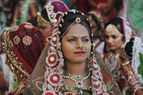 Vimla Koringa، عروس هندی در آستانه در مراسم عروسی گروهی در شهر سورات هند - اسپوتنیک ایران  