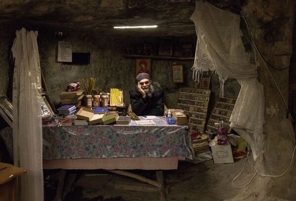 راهب در حال فروش شمع و کتب مذهبی - اسپوتنیک ایران  