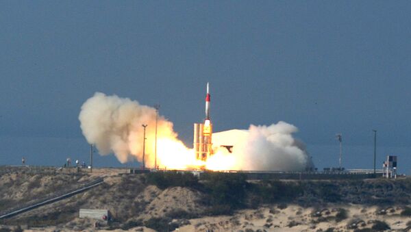 This picture released by Israel Aircraft Industries, Ltd. shows an Arrow missile being launched at an undisclosed location in Israel Friday Dec. 2, 2005 - اسپوتنیک ایران  