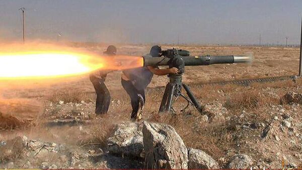 شبه نظامیان داعشی در نزدیکی شهر حسکه، واقع در شمال شرقی سوریه موشک های ضد تانک تولید می کنند - اسپوتنیک ایران  