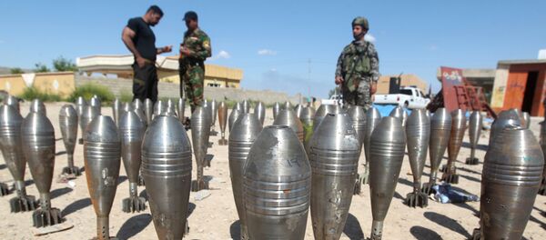 Иракские полицейские осматривают боеприпасы боевиков ДАИШ в Тикрите - اسپوتنیک ایران  