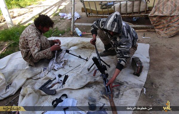 شبه نظامیان داعشی هنگام پاکسازی سلاح های خود در سوریه - اسپوتنیک ایران  