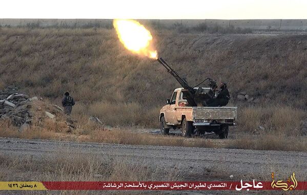 شبه نظامی داعشی در نزدیکی شهر حسکه به سوی هواپیمای نظامی سوریه آتشباری می کند - اسپوتنیک ایران  