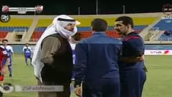 Кувейтский Шейх выбежал на футбольное поле и избил арбитра - اسپوتنیک ایران  
