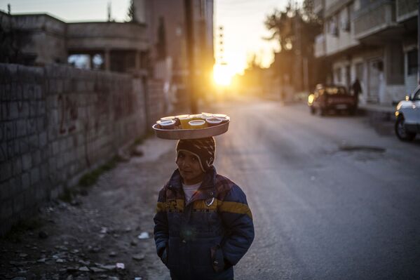 نوجوان در حال فروش نوشابه در شهر « کامیشلی» سوریه - اسپوتنیک ایران  