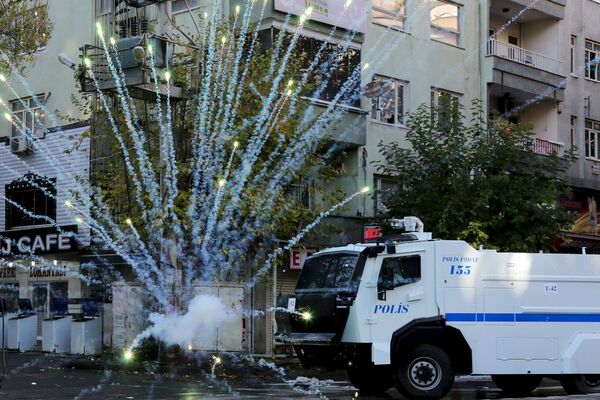 درگیری تظاهرکنندگان و پلیس در شهر « دیاربکر» ترکیه - اسپوتنیک ایران  