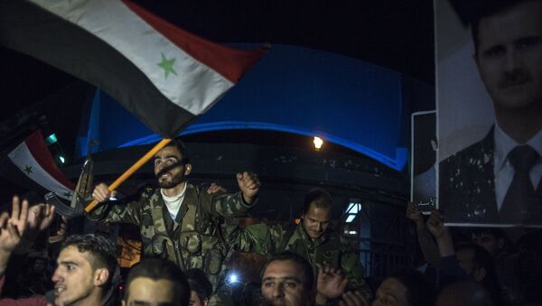 Жители Дамаска встречают военнослужащих Сирийской арабской армии, участвовавших в снятии блокады с авиабазы Квейрис в провинции Алеппо - اسپوتنیک ایران  