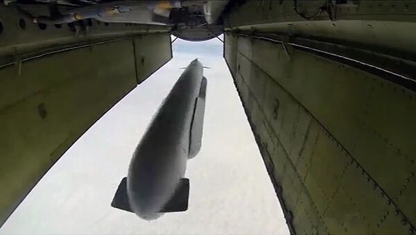 Стратегический бомбардировщик-ракетоносец Ту-95 ВКС России выпускает крылатую ракету Х-555 по объекту ИГ в Сирии - اسپوتنیک ایران  
